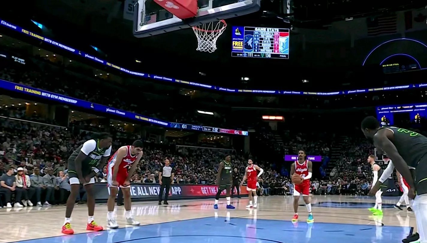 马刺鏖战灰熊,艾顿制霸全场 马刺鏖战灰熊,艾顿制霸全场