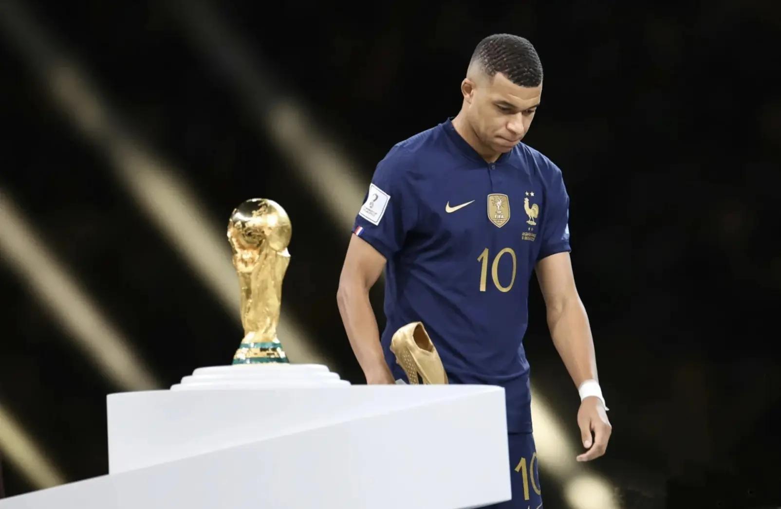 瑞士完胜哥伦比亚，姆巴佩惊艳世界