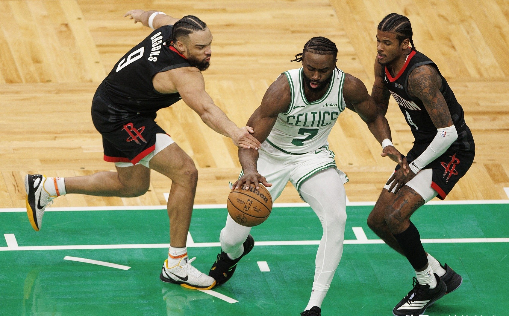 火箭爆冷马刺，杰伦·布朗绝境逆转的简单介绍