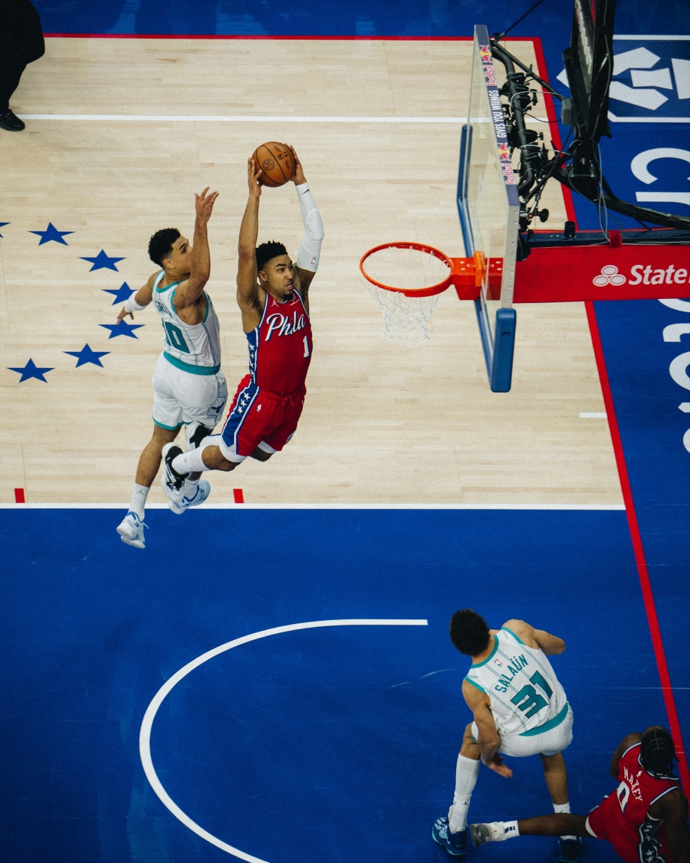 猛龙绝地反击黄蜂，恩比德爆发神勇的简单介绍