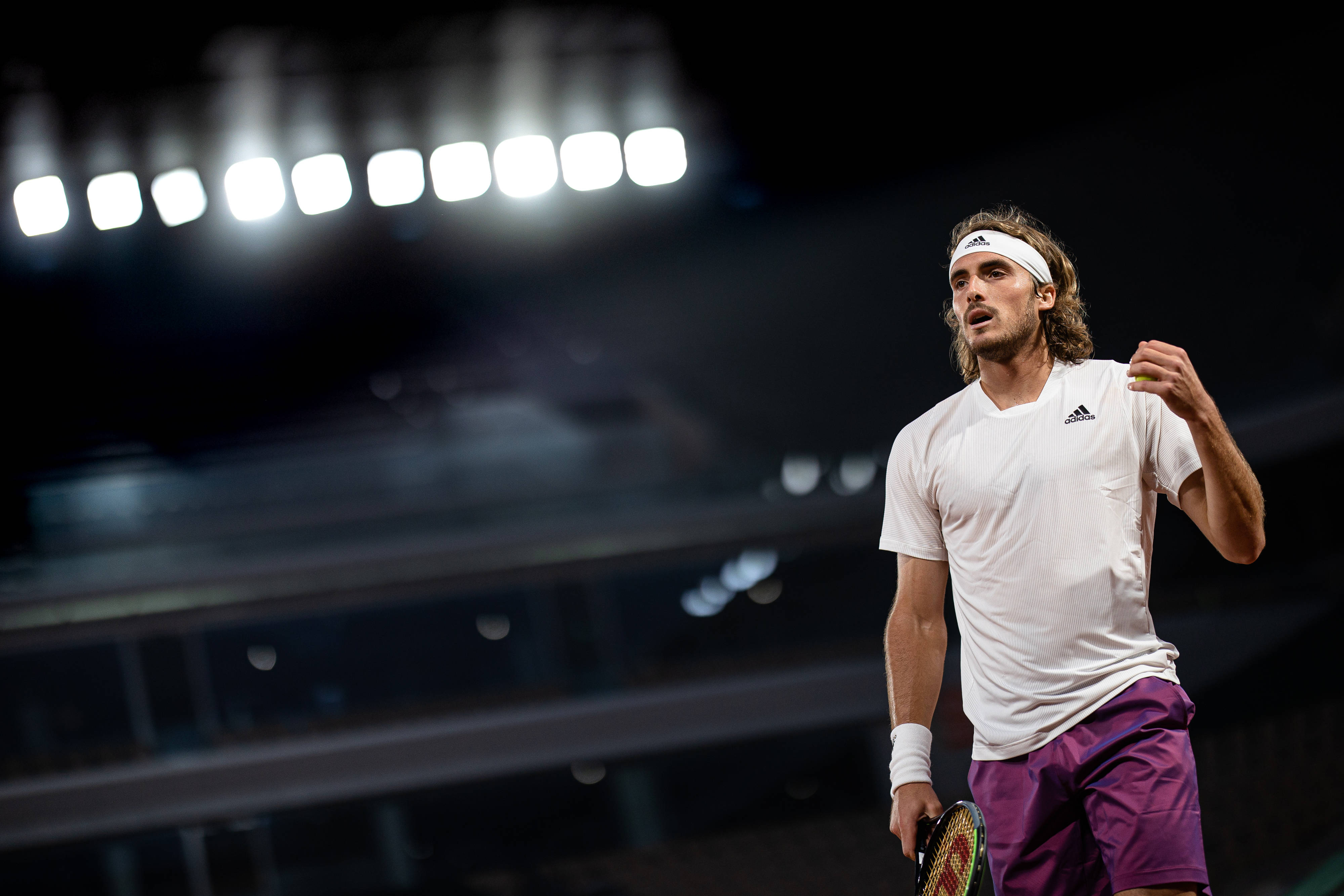 法国网球队碾压澳大利亚网球队，西西帕斯关键制胜