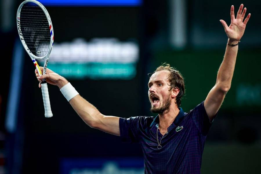 包含西班牙网球队翻盘澳大利亚网球队，梅德韦杰夫送出助攻的词条