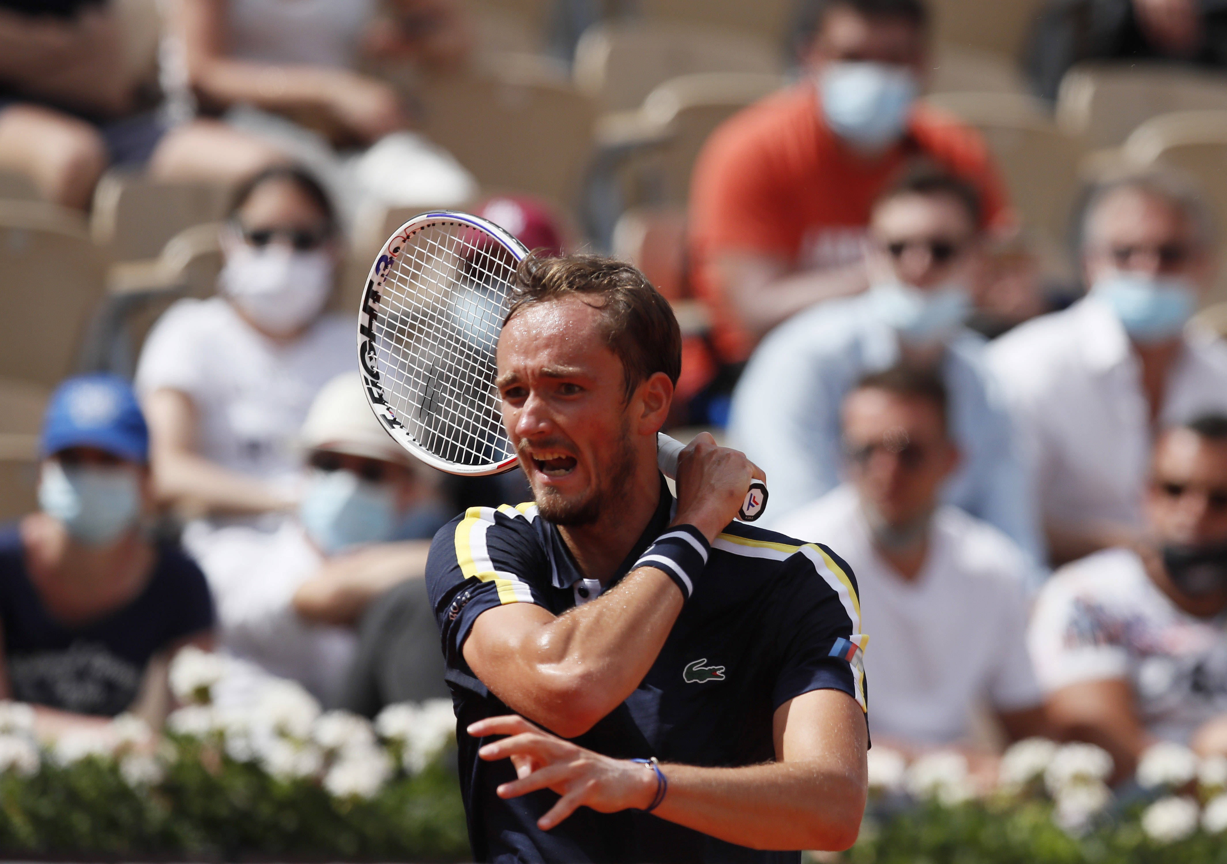 包含英国网球队血洗美国网球队，梅德韦杰夫统治全场的词条