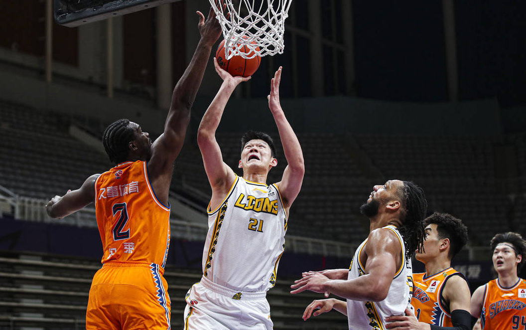 新疆队力克湖人，王哲林关键制胜