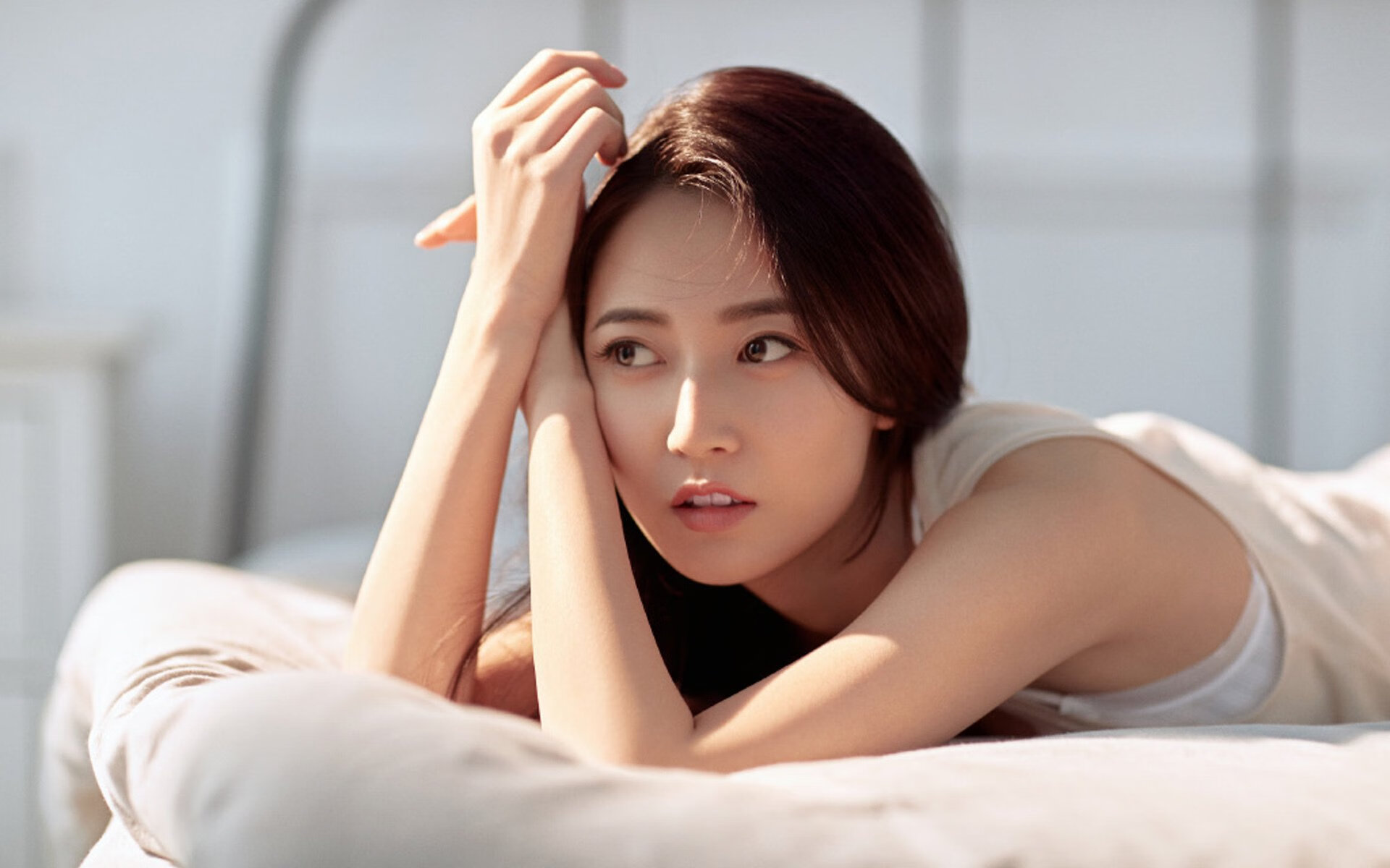 绿茵场上的乒乓球拍，当樊振东用反手拧拉逆转了C罗的弧线